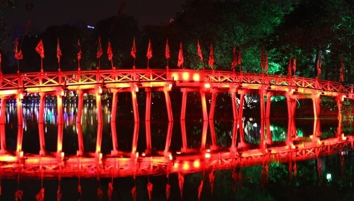 bridge-to-the-ngoc-son-temple-on-hoan-kiem-lake-hano