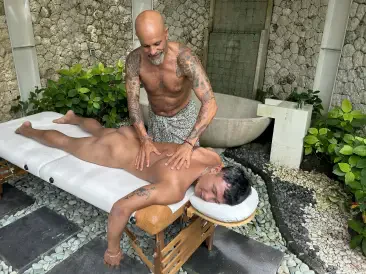 Everything to Sea 的裸巴厘體驗