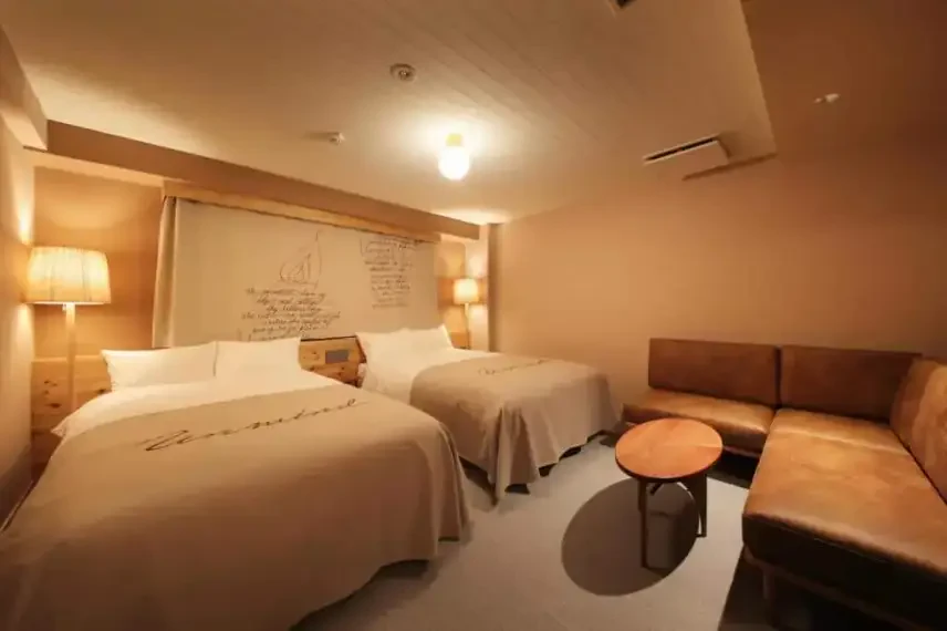 Unwind Hotel & Bar