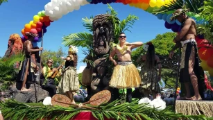 Hula's Bar and Lei Stand