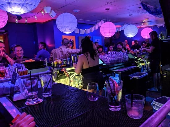Karaoke Bar di Wang Chung