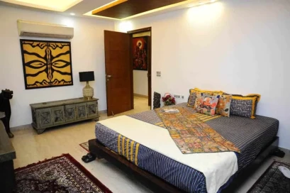 Mister and Art House