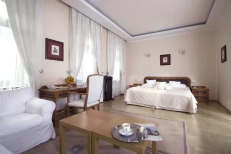 Louren Hotel