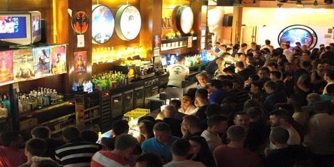 PUNTO BCN Barcelona Gay Bar Kalabalıklar