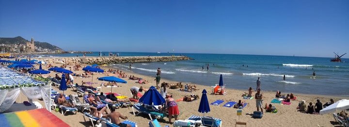 Platja de la Bassa Rodona – główna plaża dla gejów w Sitges
