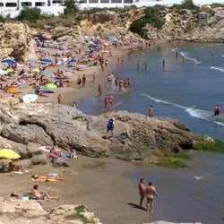 Playa de las Balmins - חוף נודיסט מעורב