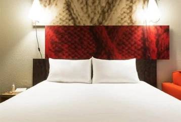 https://www.travelgayhotels.com/Place/Bordeaux.htm