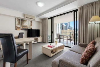 Oaks Brisbane River City Suites