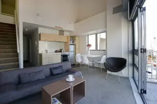 Bianco off Queen Apartments