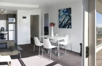 Bianco off Queen Apartments