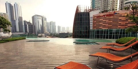 manhattan-hotel-pool Manhattan Hotel Jakarta