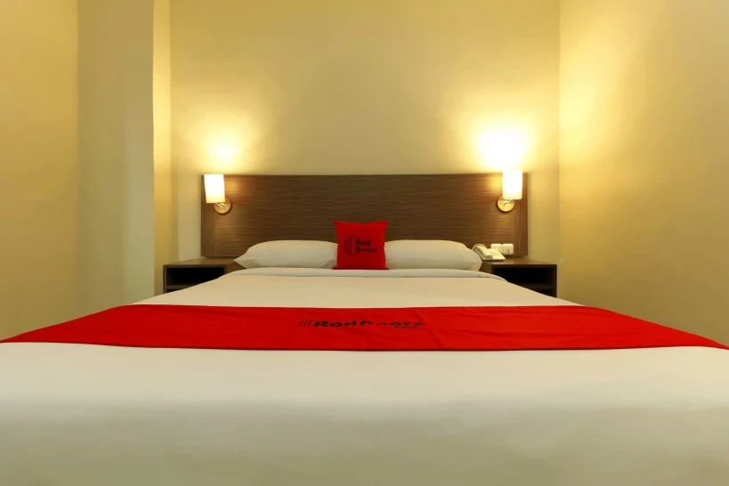 RedDoorz Plus near Pantai Losari