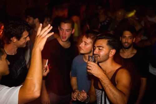 Klub dansa gay bajakan di Tel Aviv