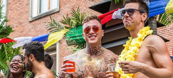 Três caras participando do Copenhagen Pride 2016