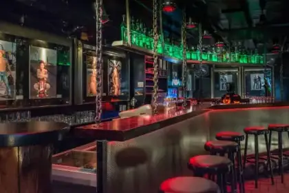 TOM'S Saloon