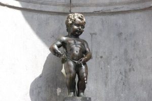 Patung Mannekin-Pis di pusat kota Brussel