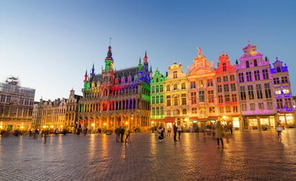 Grand Place värikkäällä valaistuksella hämärässä Brysselissä.