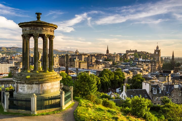 kaunis näkymä Edinburghin kaupunkiin