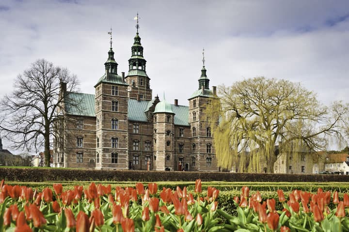 Castillo de Rosenborg y tulipán