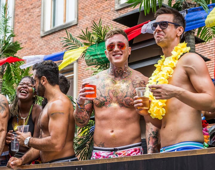 Tres muchachos que participan en Copenhagen Pride 2016