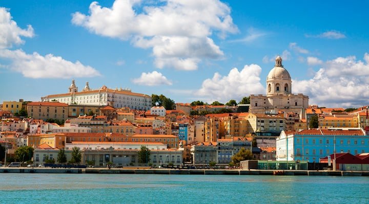 Wunderschöner Blick auf Lissabon vom Fluss Tajo