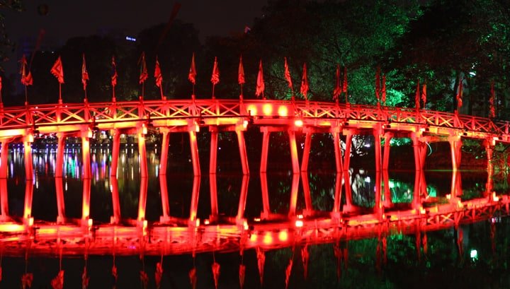 most-do-swiatynia-syna-ngoc-na-hoan-kiem-jezioro-hano