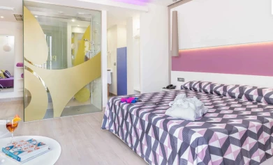 The Purple Hotel por Ibiza Feeling