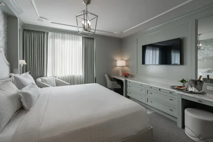 Hotel Monteleone bedroom