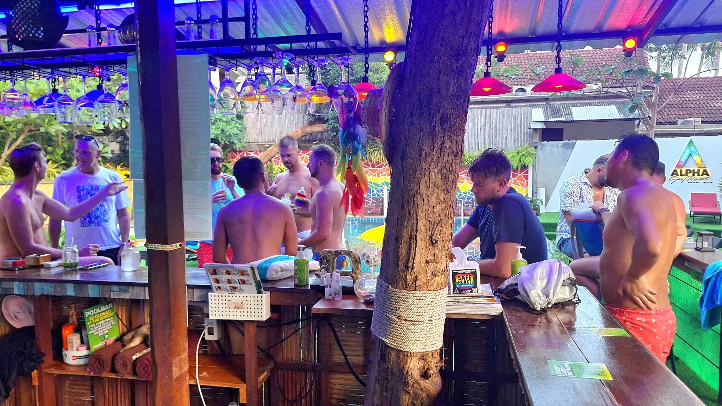Bar przy basenie Alpha Gay Resort – tylko dla mężczyzn