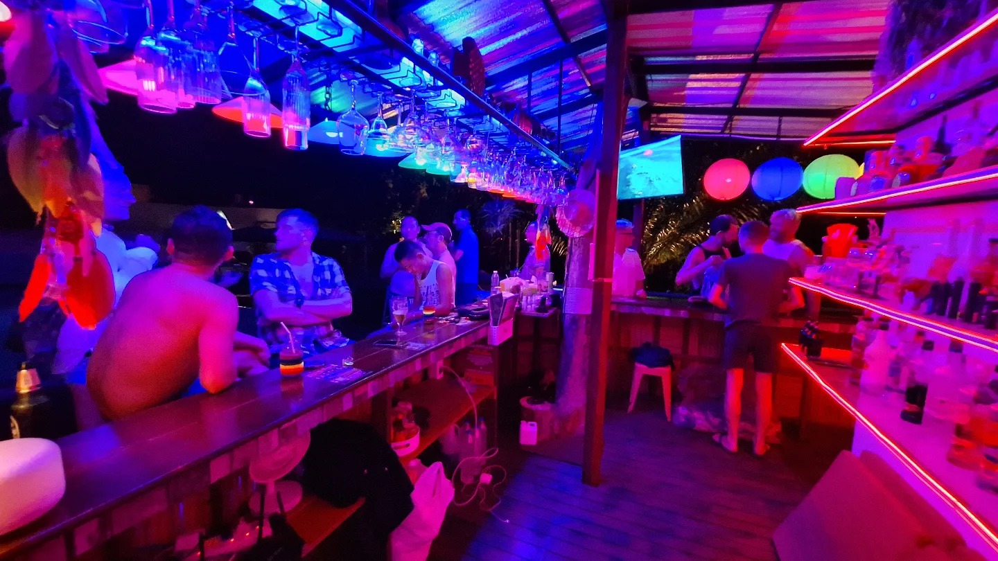 Bar przy basenie Alpha Gay Resort – tylko dla mężczyzn