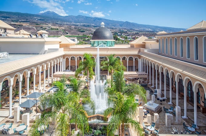 Aras Merah di Gran Melia Palacio de Isora