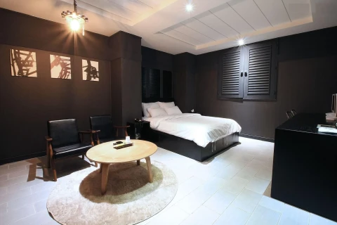 Hotel S