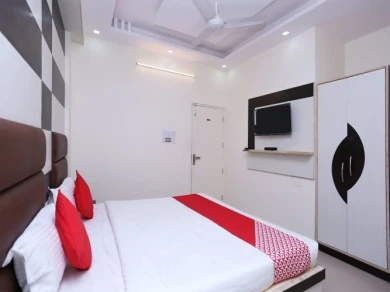 OYO 15643 Laxmi Sadan Residency