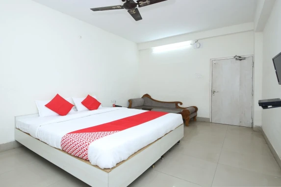 Oyo 25064 Chandrika