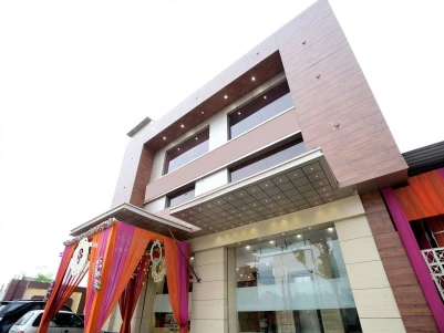 Oyo 16827 Hotel Grand M Lajjo