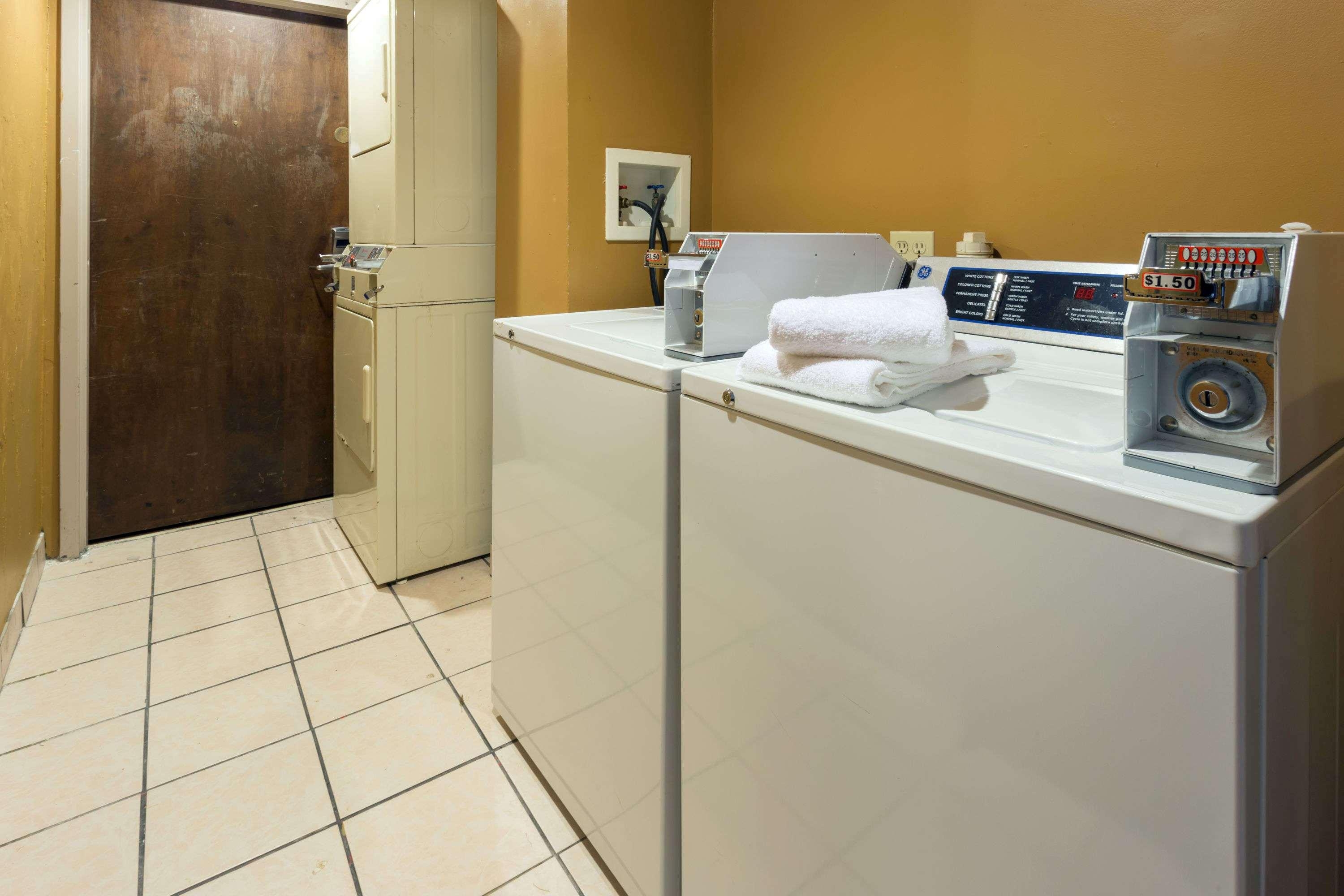 Days Inn &Suites by Wyndham Northwest Indianapolis