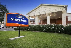 Howard Johnson by Wyndham Beaumont