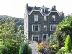 Lakes Lodge