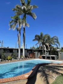 Queens Beach Motel