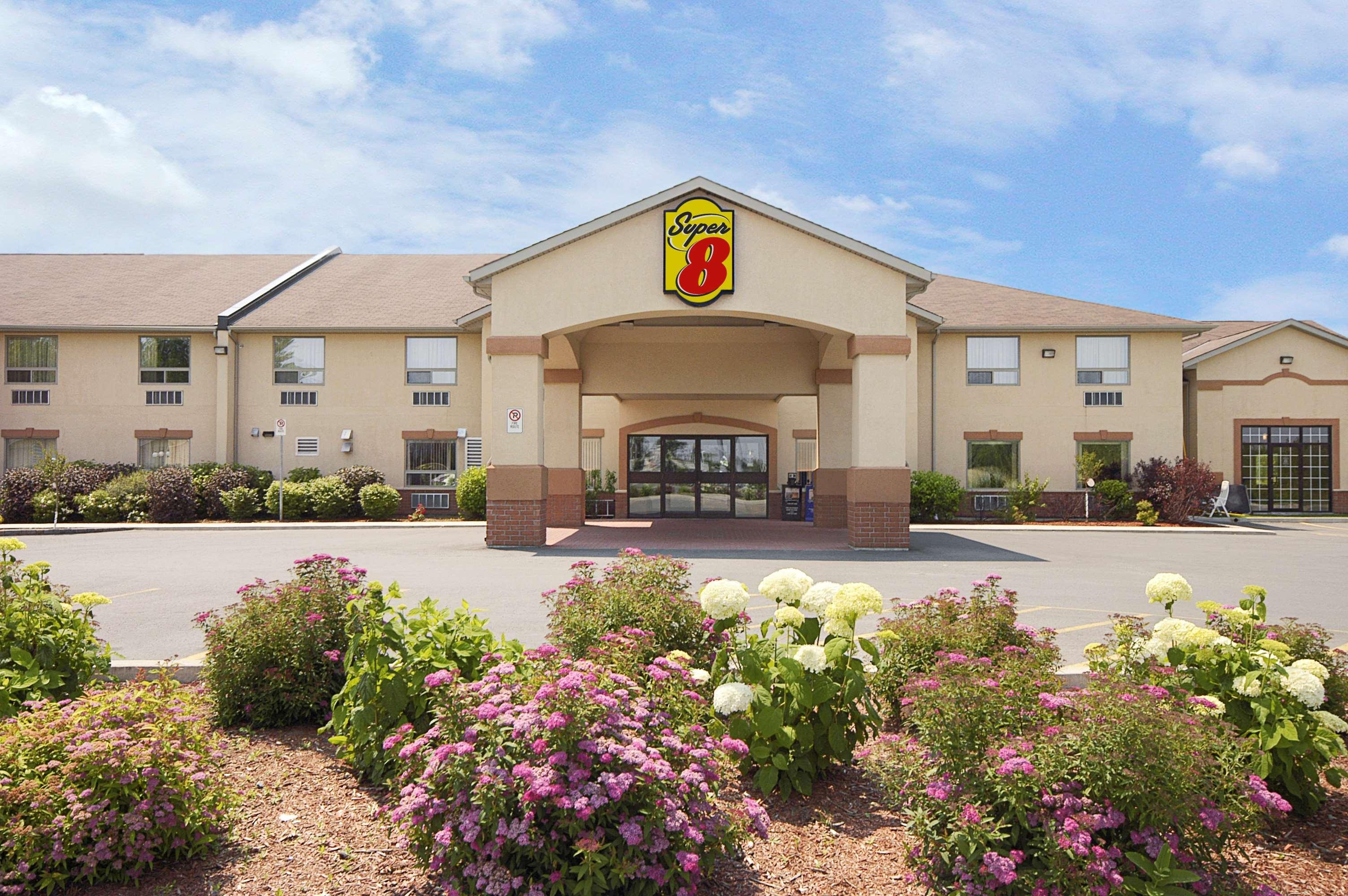 Super 8 by Wyndham Cornwall