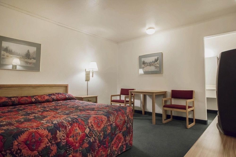 Deer Lodge Motel