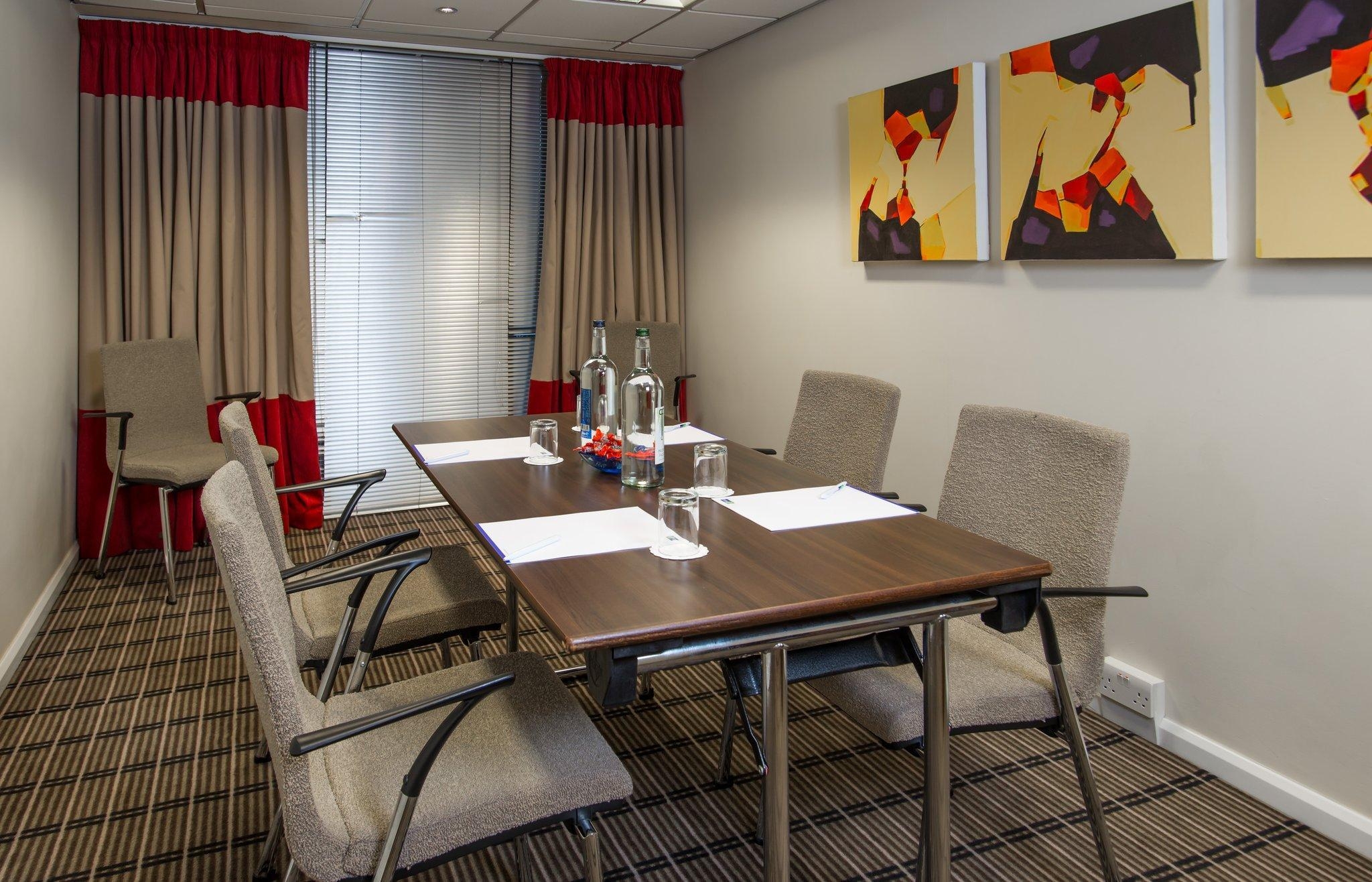 Holiday Inn Express London - Luton Airport