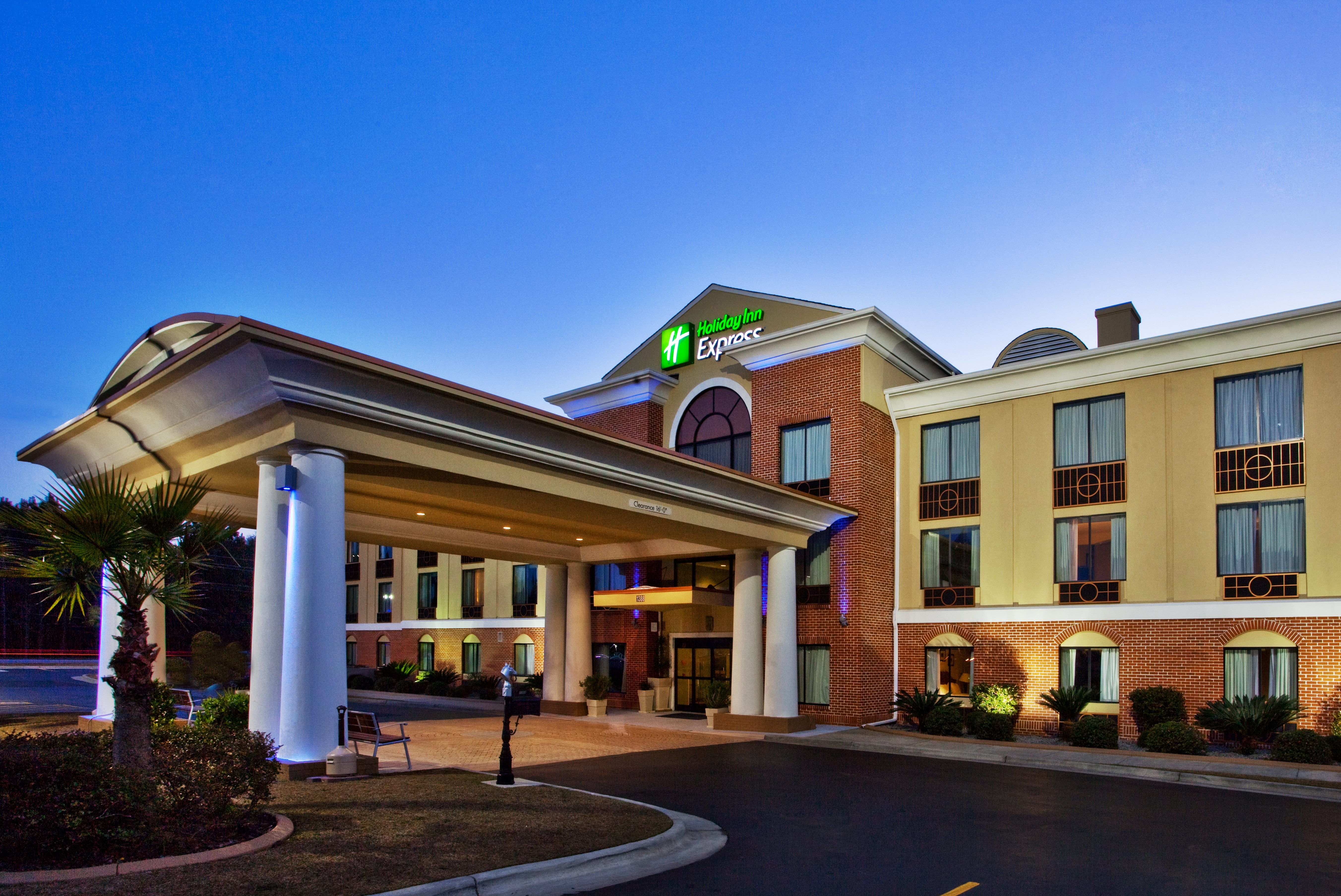 Holiday Inn Express and Suites Hinesville East For
