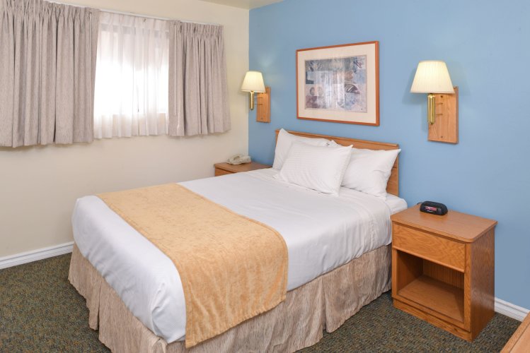 Edgewater Inn & Suites