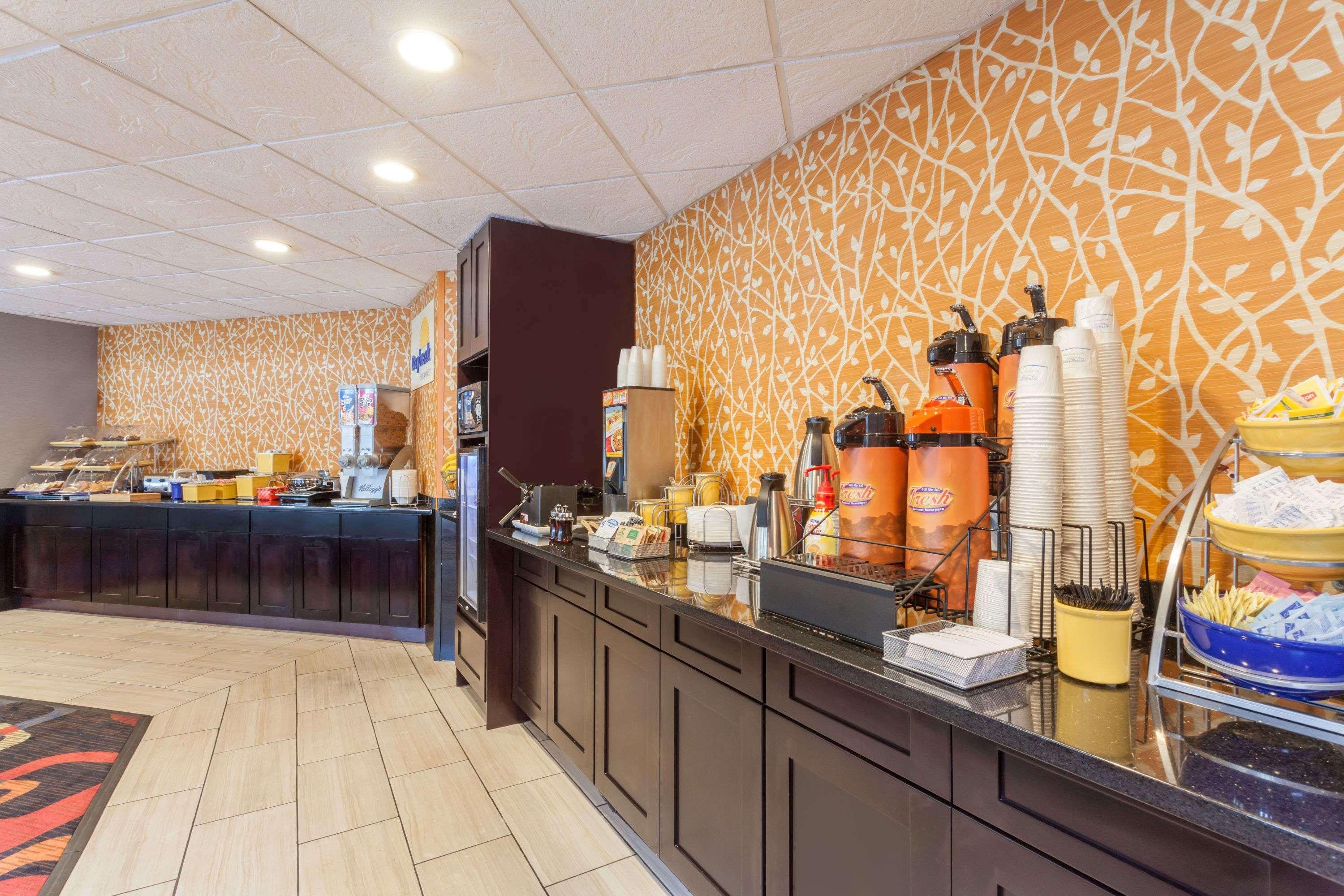 Days Inn by Wyndham Woodbury Long Island