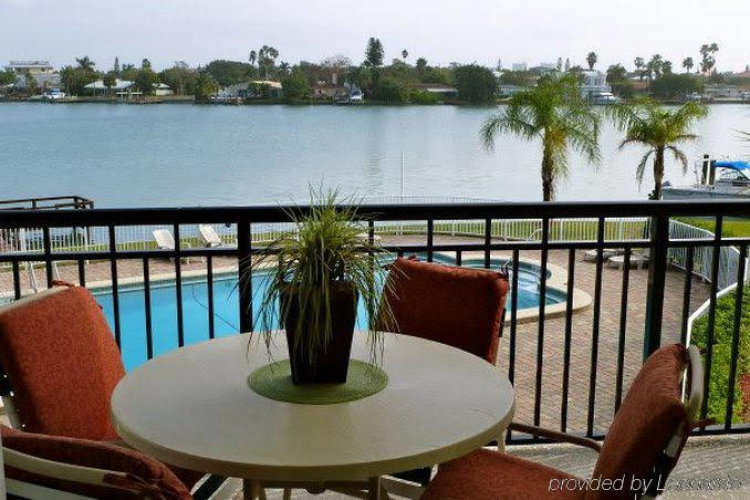 Palms of Treasure Island