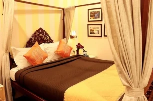 OYO Premium Sarat Bose Road