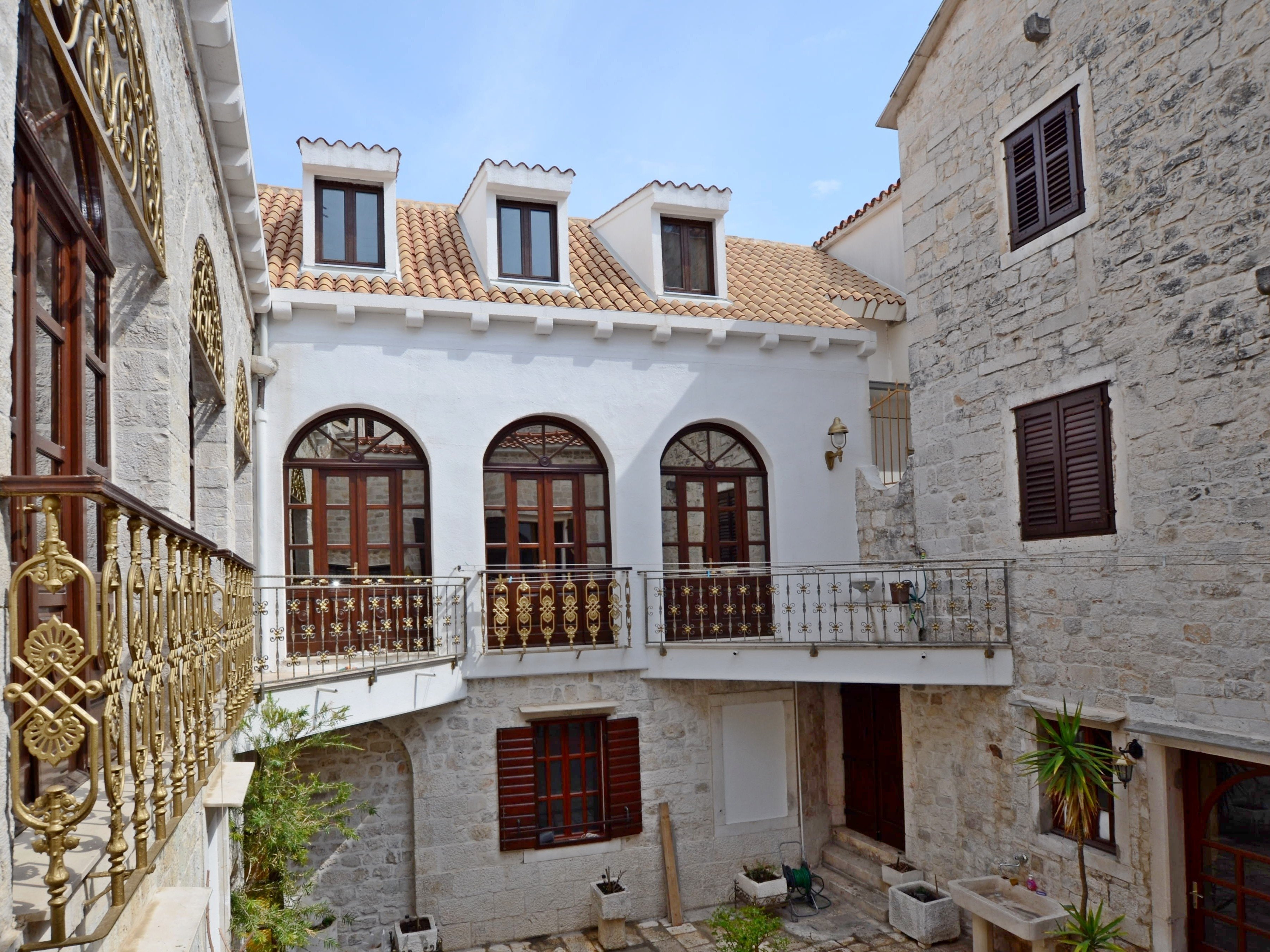 Palace Derossi