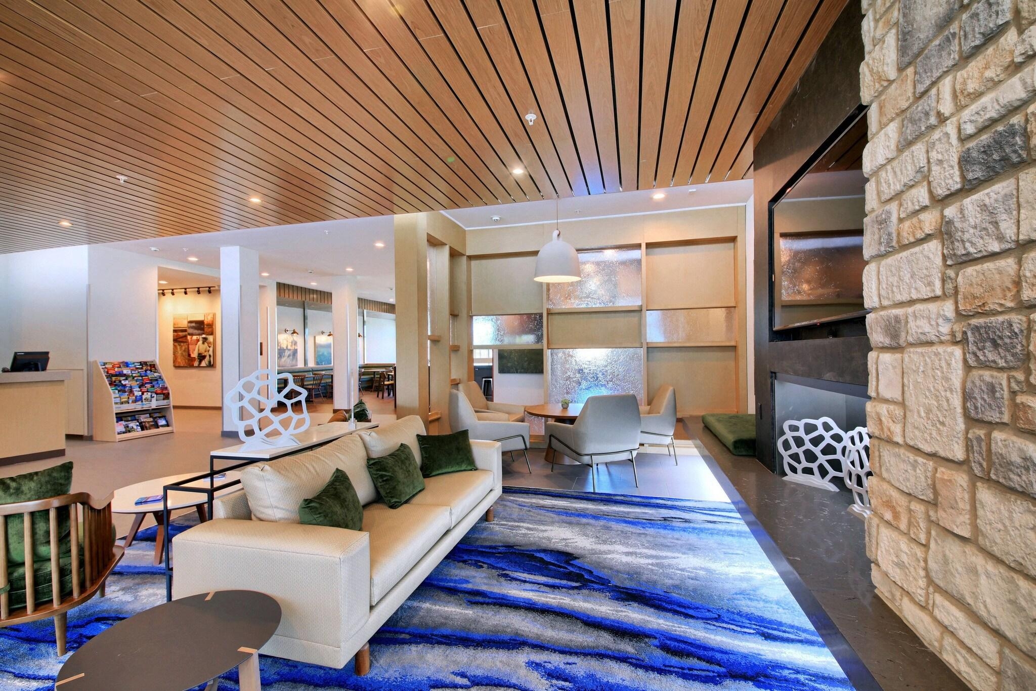 Fairfield Inn & Suites by Marriott Dallas Cedar Hi
