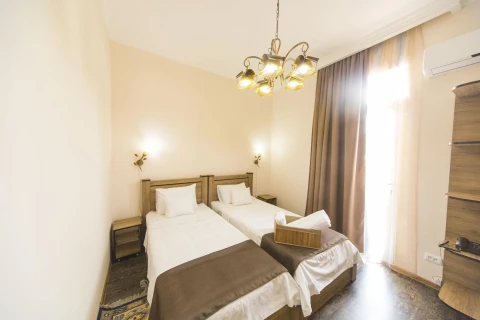 Log Inn Boutique Hotel